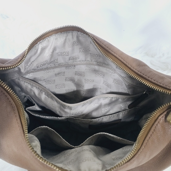 Michael Kors leather hobo with one main compartment and two outside compartments - Picture 11 of 17